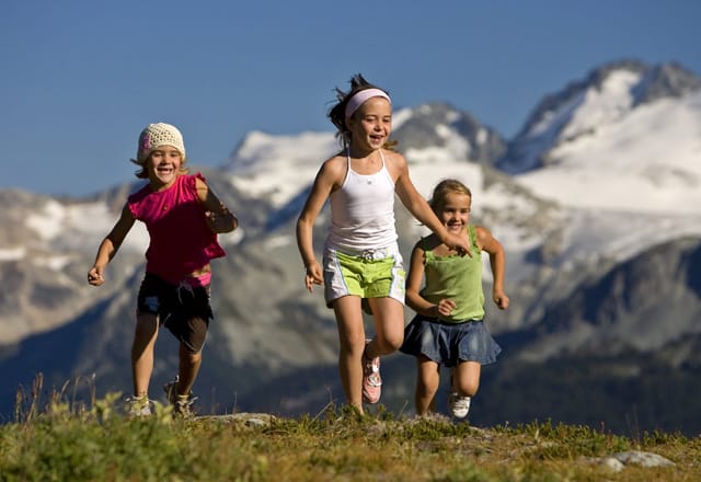 Lachende Kinder in den Gebirgen Westkanadas