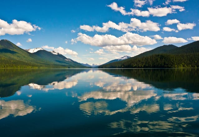 Erleben Sie bei Ihrer Reise die atemberaubenden Seen in den Gebirgen der Nationalsparks in Kanada