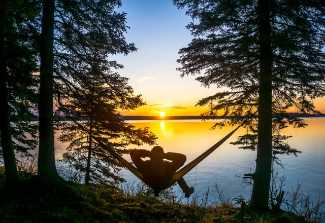 Sonnenuntergang am See an einer Lodge in Westkanada