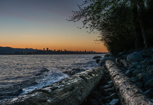 Sonnenuntergang am Ufer in Downtown Vancouver in Kanada