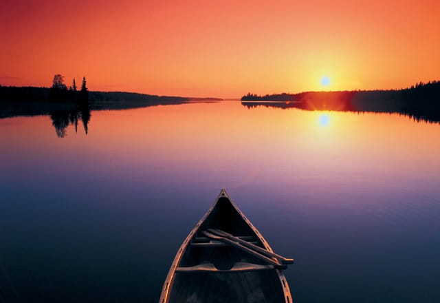 Kanu fahren auf einem See in Ontario in Ostkanada