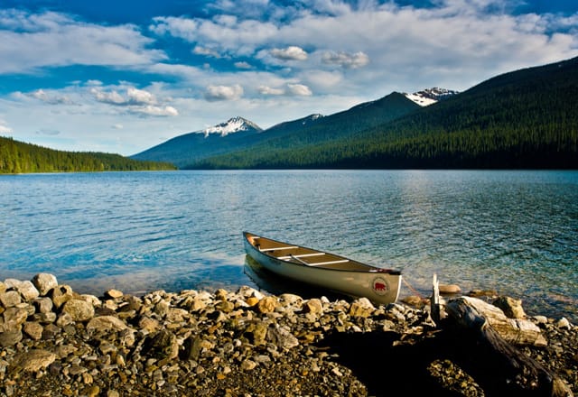 Kanu an einemSee in Westkanada a den Rocky Mountains