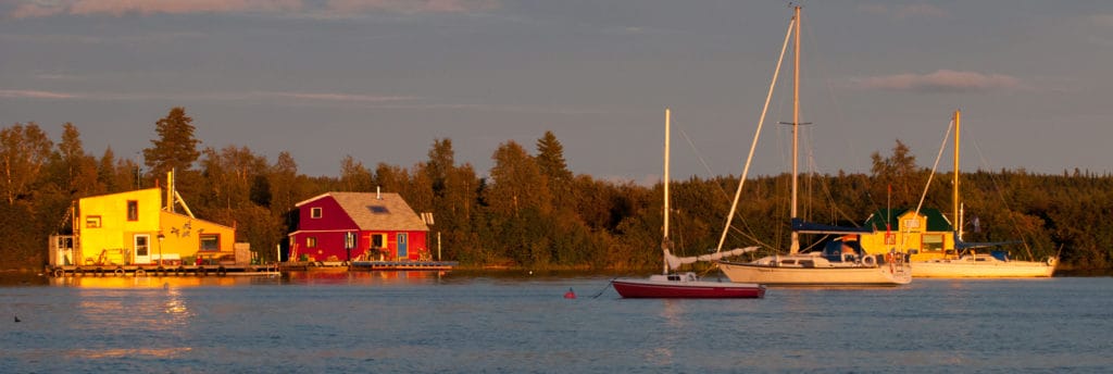Boote in einer Bucht in Ostkanada