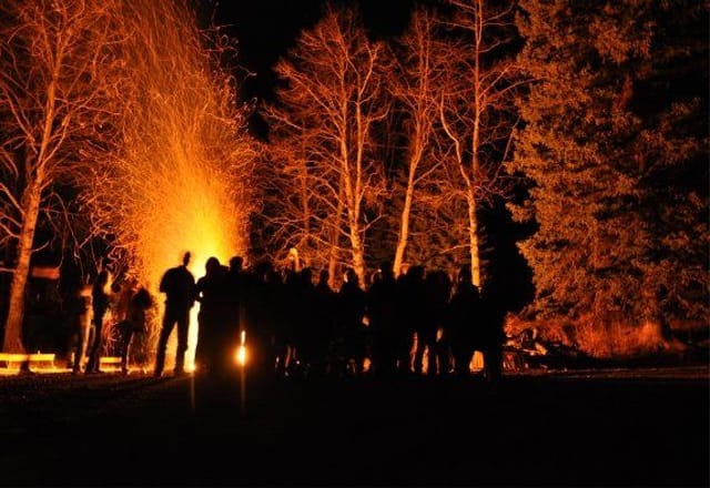 Lagerfeuer bei den Indianern in Westkanada