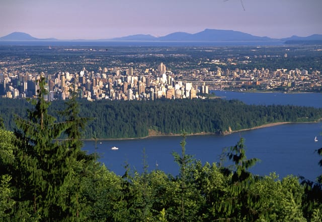 Blick beim wandern auf die Skyline von Vancouver in kanada