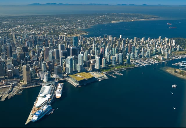 Panoramablick auf die Skyline der Stadt Vancouver in Kanada direkt am Pazifik