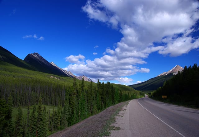 Lange Straßen in Westkanada führen zu den Seen