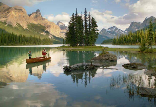 Kanu fahren auf einem See in einem Nationalaprk in den Rockys in Kanada