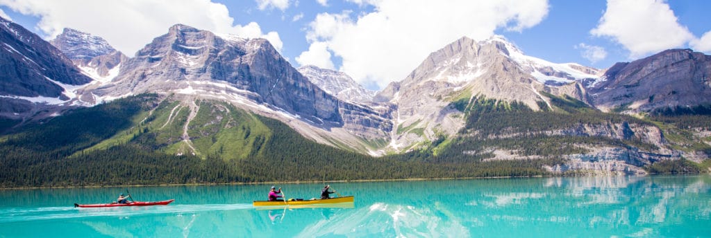 Kanu fahren auf dem Maligne Lake See in einem Nationalpark in Westkanada